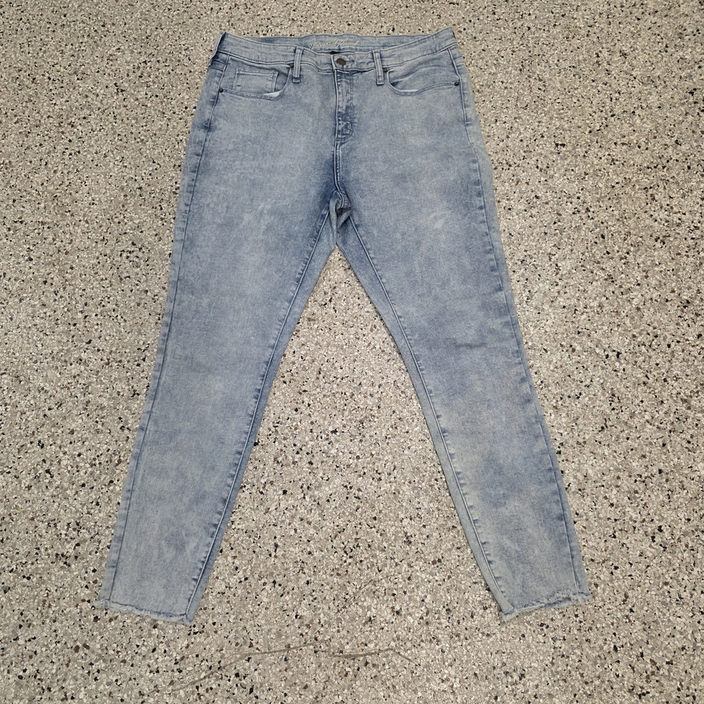 Universal Thread Women's Light Wash Skinny Jeans